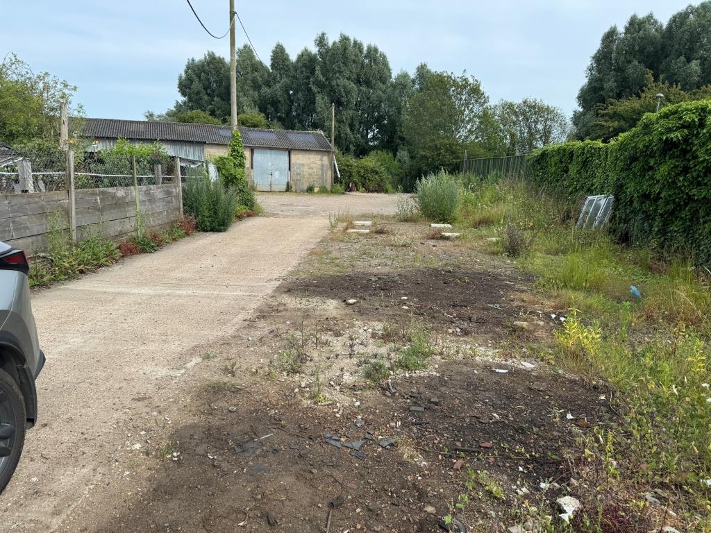 Lot: 86 - FREEHOLD SITE AND BUILDING WITH POTENTIAL - access on to site
